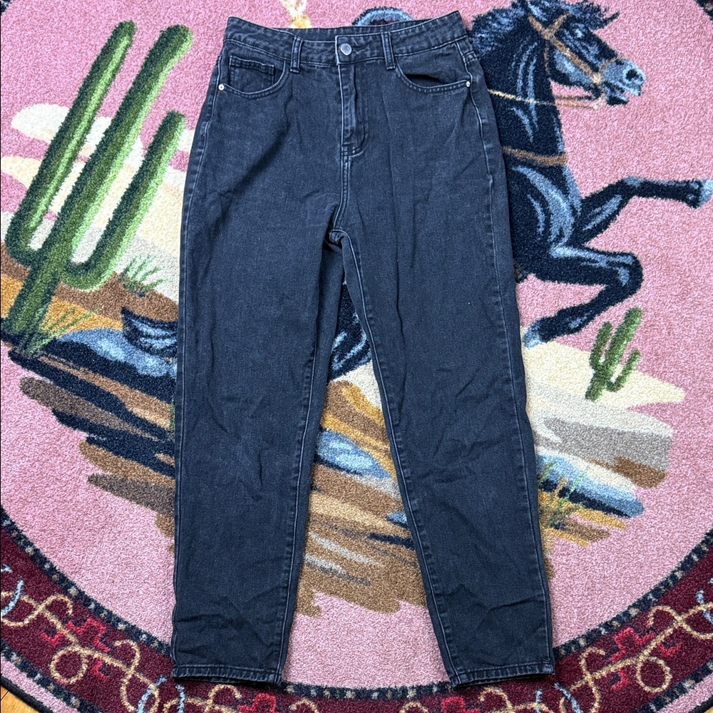 BLACK DENIM HIGHWAISTED MOM JEANS